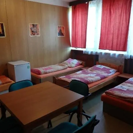 Monty بيت شباب Říčany